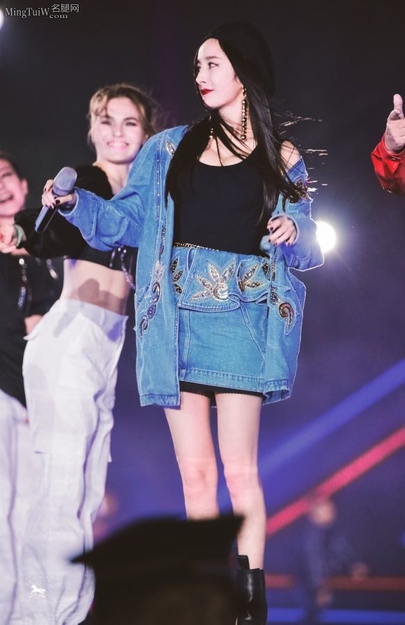 杨幂的女神Style 小皮靴贝雷帽一扭一扭真像样(33/36)