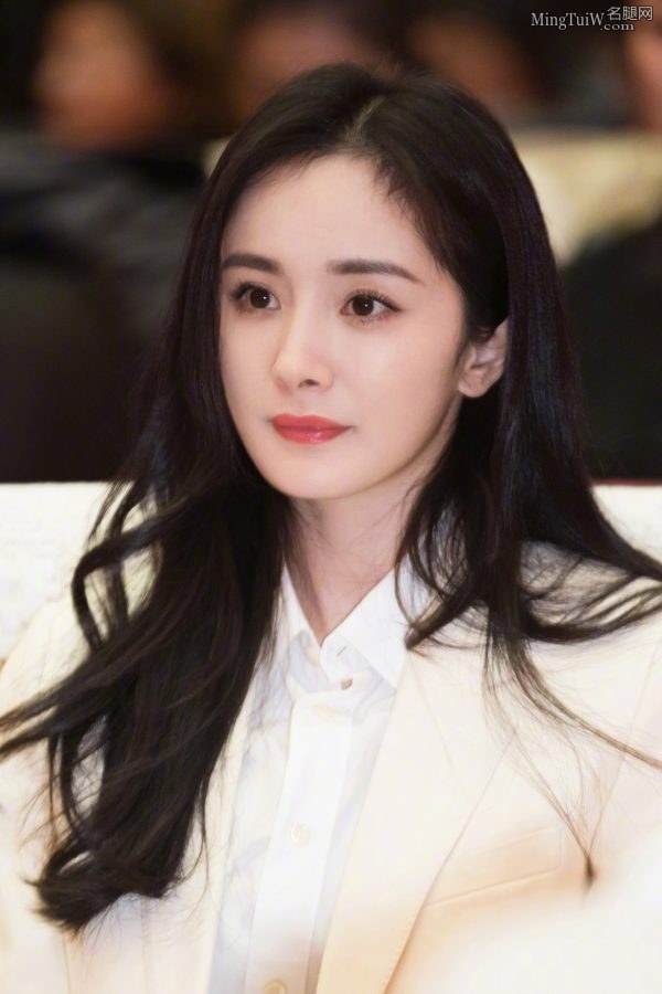 Yang Mi looks mature and well-behaved in a white suit and tight jeans(4/7)