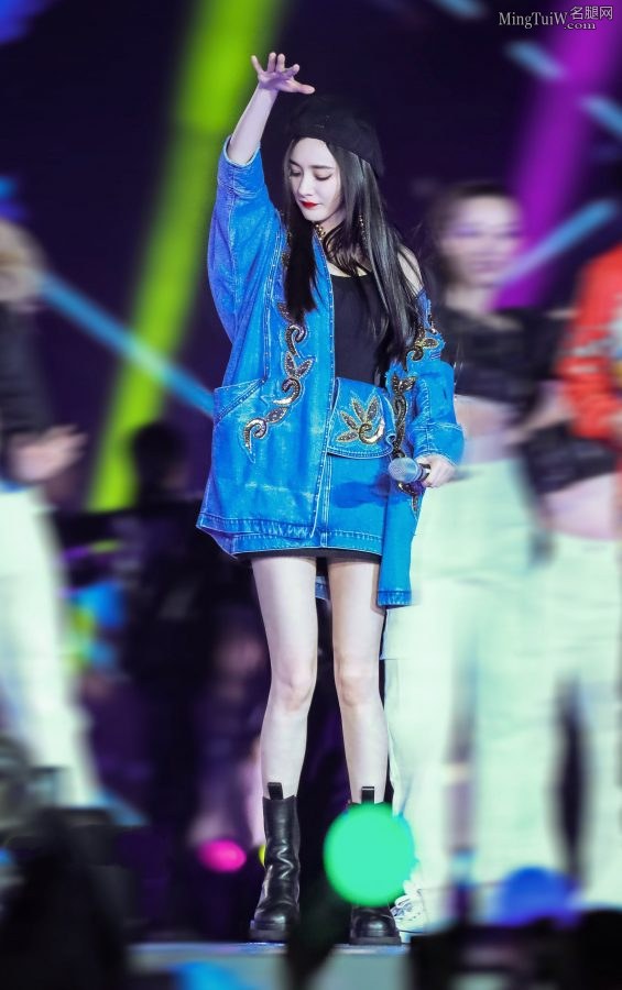 杨幂的女神Style 小皮靴贝雷帽一扭一扭真像样(10/36)