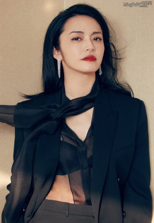 姚晨身着西服套装不系扣子大方露出BRA(2/9)