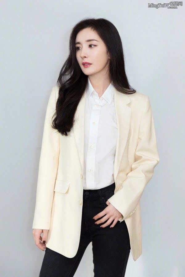 杨幂白色西装配紧身牛仔裤既成熟又乖巧(7/7)