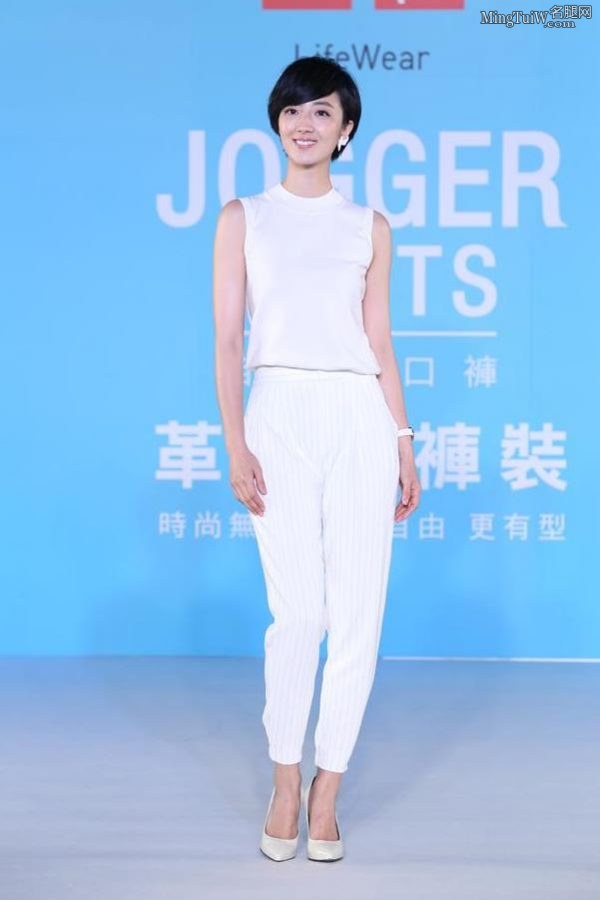 短发美女桂纶镁脚踩白色高跟鞋清爽靓丽(3/13)
