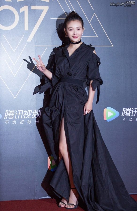 吴倩穿开叉礼服亮相红毯长腿太美丽(12/16)