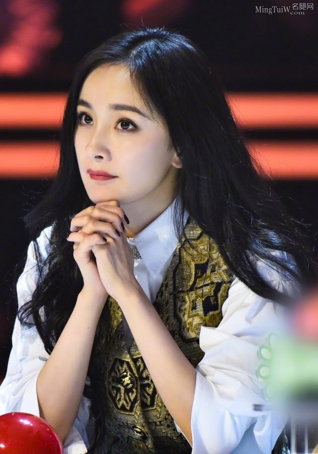 杨幂的迷人脸蛋加上纤细玉手和美腿 谁能不喜欢？(6/9)