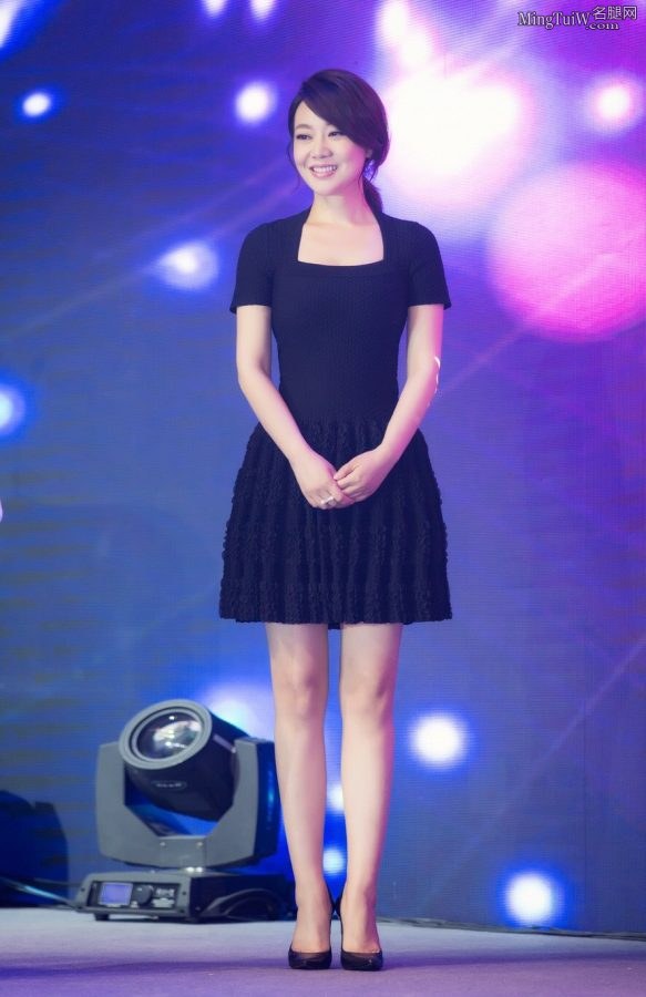 The charming beauty Yan Ni has a pair of straight legs(5/6)
