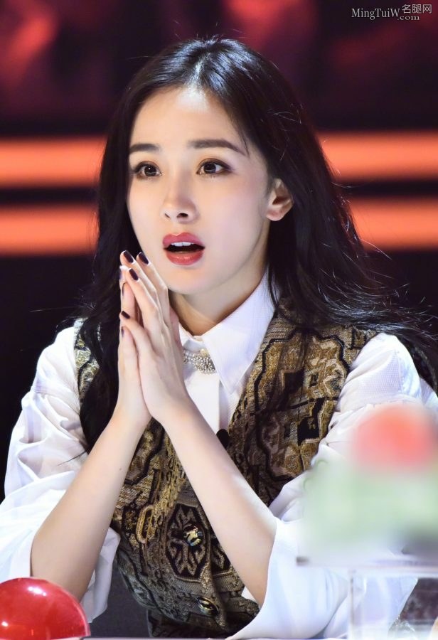 杨幂的迷人脸蛋加上纤细玉手和美腿 谁能不喜欢？(7/9)