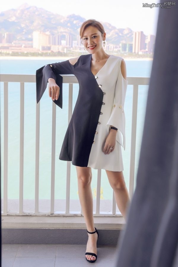 大气的美娇妻叶一茜的精致玉足(5/13)