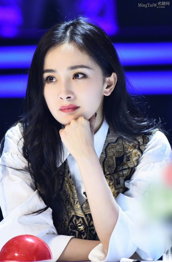 杨幂的迷人脸蛋加上纤细玉手和美腿 谁能不喜欢？(4/9)