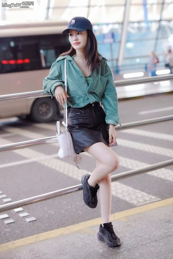 李沁机场展示长直美腿满满的少女感(7/9)