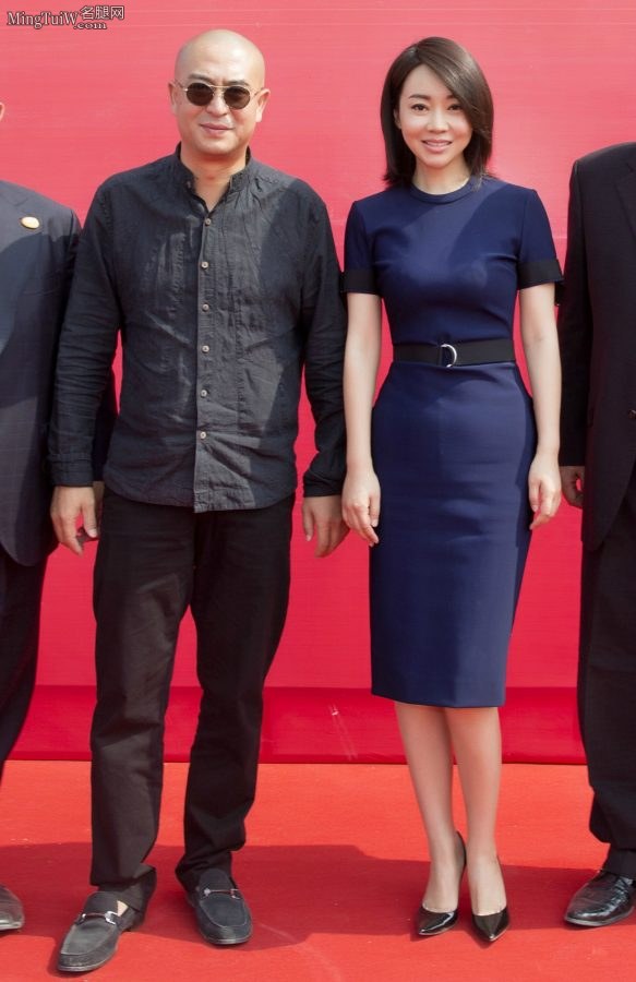 闫妮穿紧身裙显细腰，脚踩的高跟鞋头很尖(1/4)