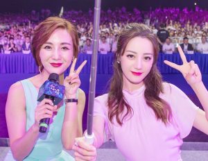 迪丽热巴一袭粉紫色长裙气质乖巧懂事