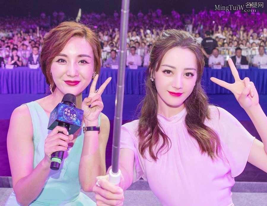 迪丽热巴一袭粉紫色长裙气质乖巧懂事(6/12)