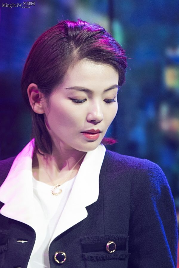 女神刘涛玉手拿话筒姿势到位 脚踩凉高跟玉趾整齐(5/6)