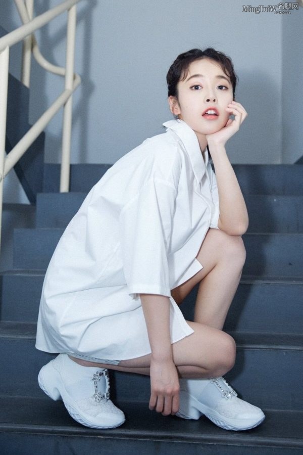 青春活力小美女张佳宁短裙露玉腿配白色运动鞋(1/5)