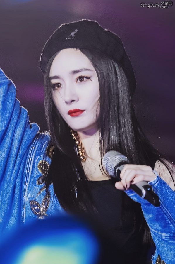 Yang Mi's goddess style, small leather boots and berets are really good(21/36)