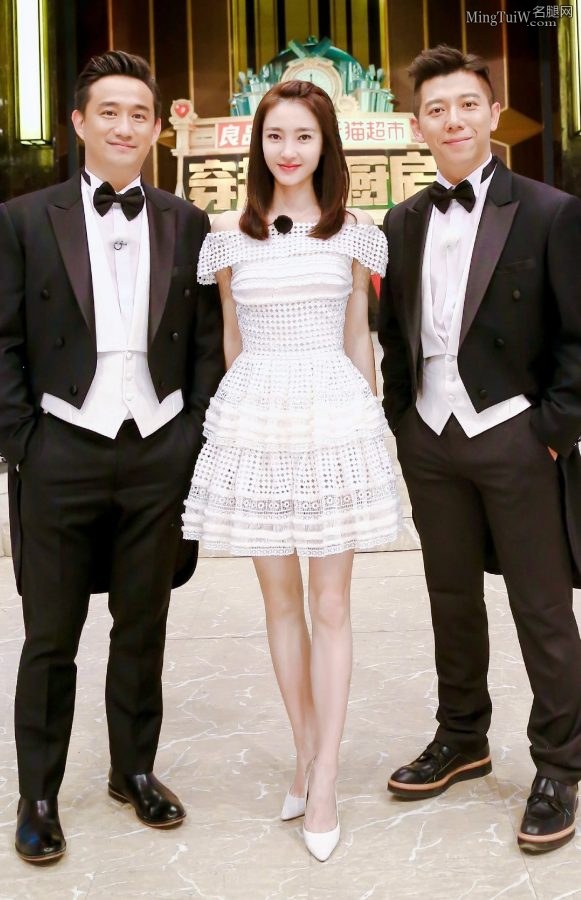  I like this pair of white pointed high heels on Wang Likun's feet(3/3)