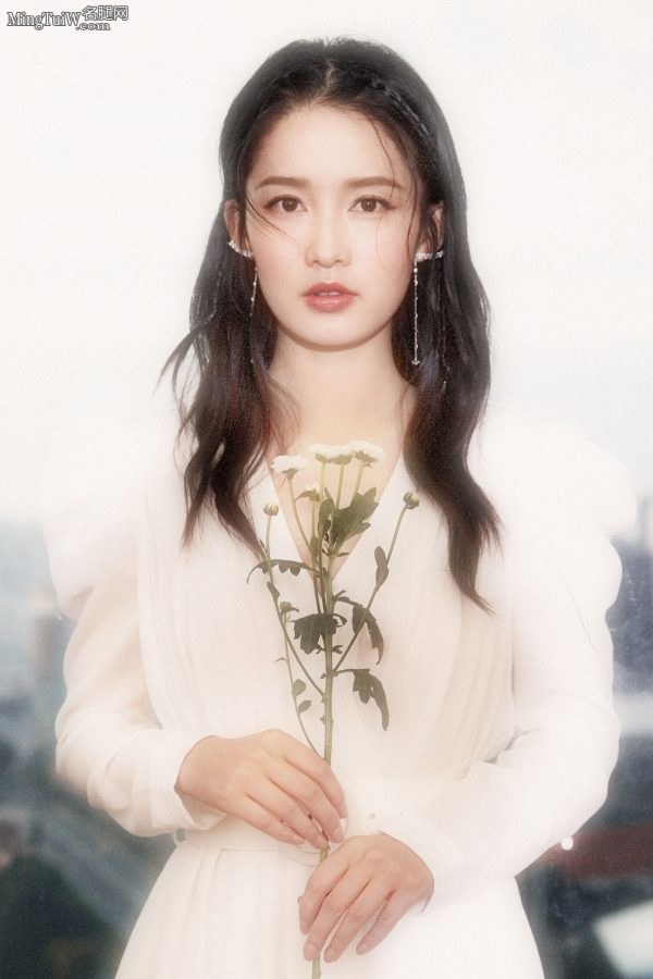 五官清纯的女星李沁 手握话筒姿势真舒服(3/7)