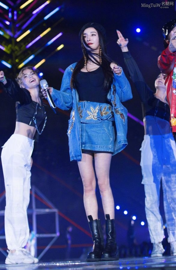 Yang Mi's goddess style, small leather boots and berets are really good(6/36)