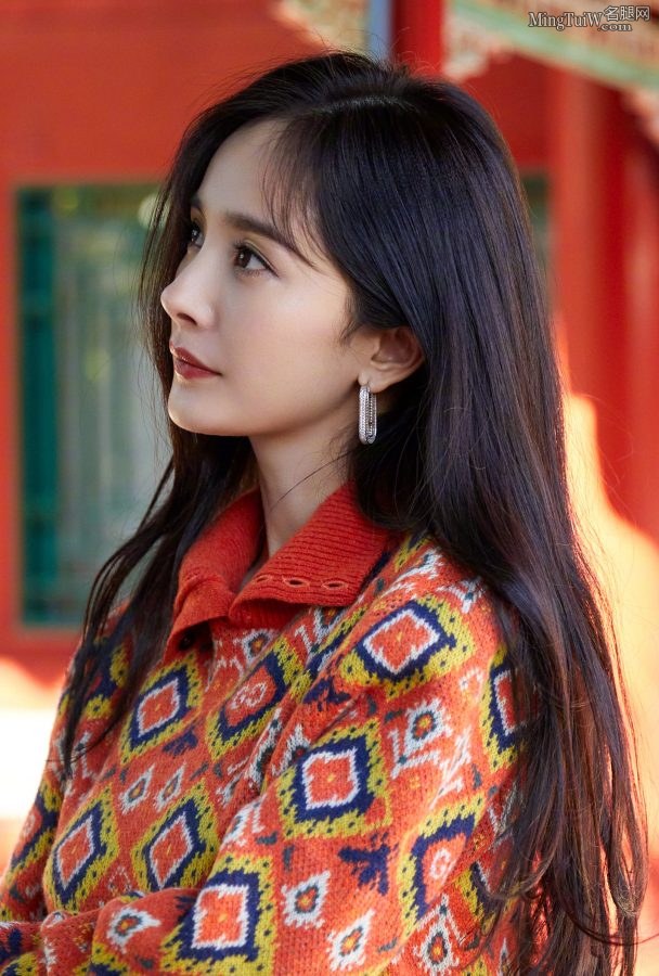 拥有着神仙美腿的杨幂穿小白鞋在故宫拍照(4/9)