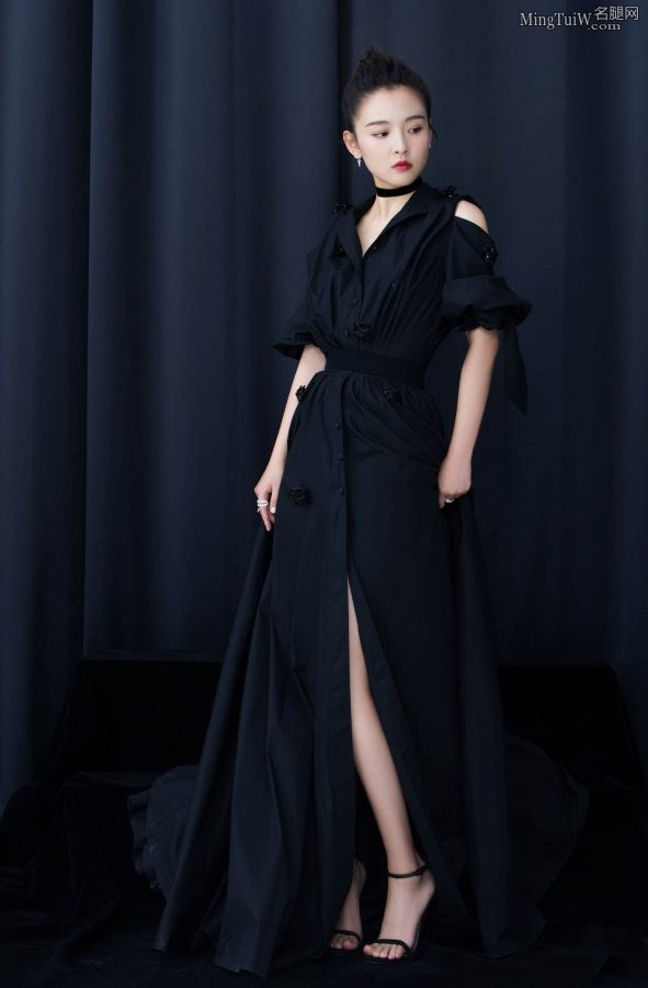 吴倩穿开叉礼服亮相红毯长腿太美丽(1/16)