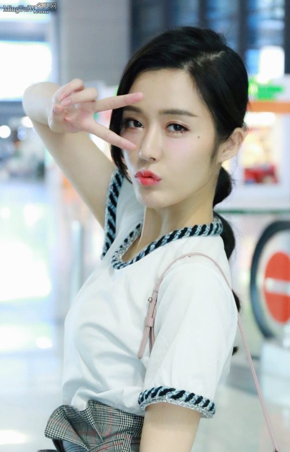 Tang Jingmei goes out in casual clothes and wears slippers to show her toes at the airport(6/6)