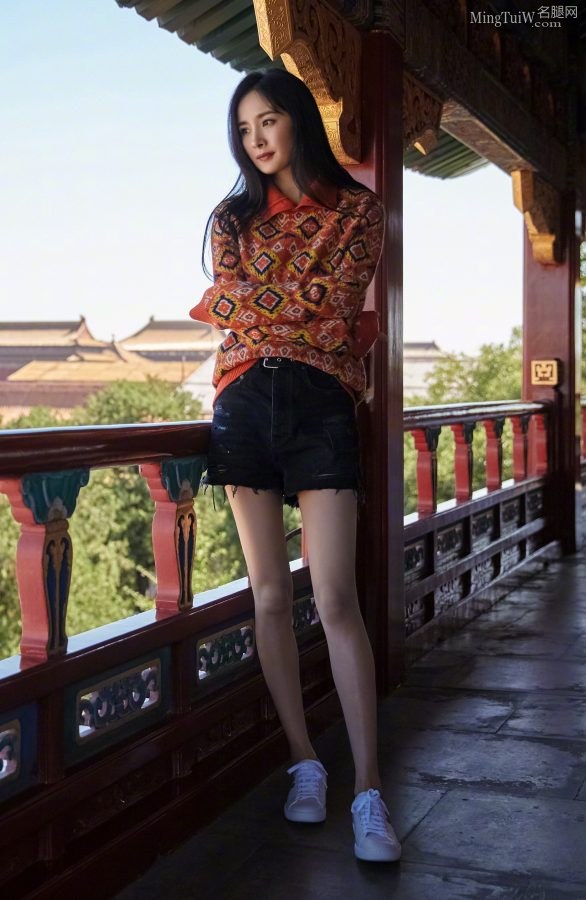 拥有着神仙美腿的杨幂穿小白鞋在故宫拍照(1/9)