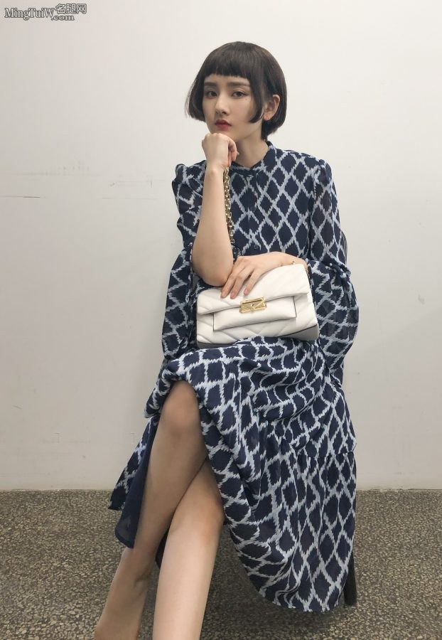 少女宋祖儿露出了白皙好看的小脚丫(2/2)