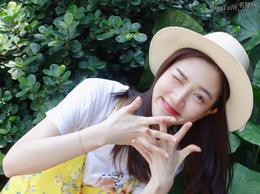 可爱妹子张纯烨阳光下的腿太白亮瞎你的眼(3/3)