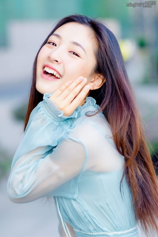 吴倩身着连衣纱裙脚踩高跟拖鞋清纯外拍(4/8)