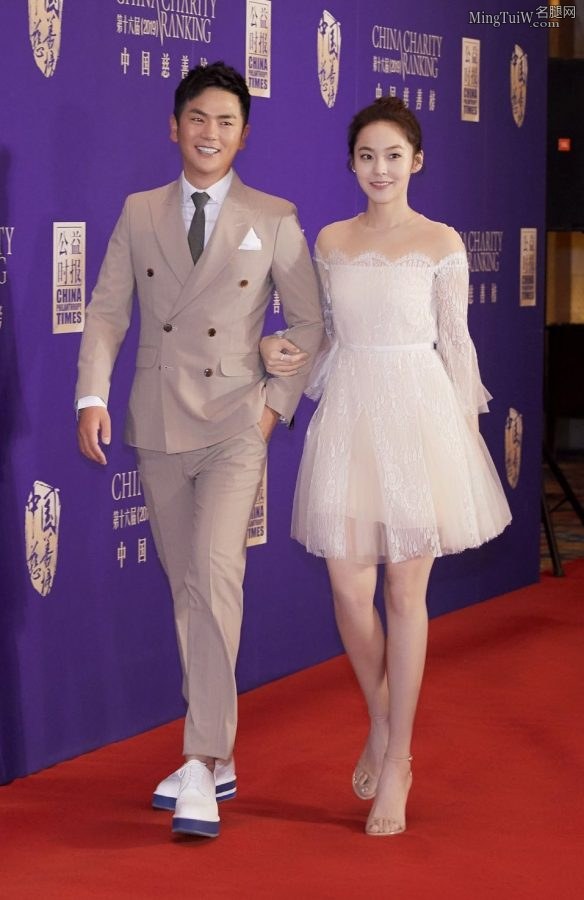 演员张佳宁身着白色纱裙露美腿领奖(4/8)