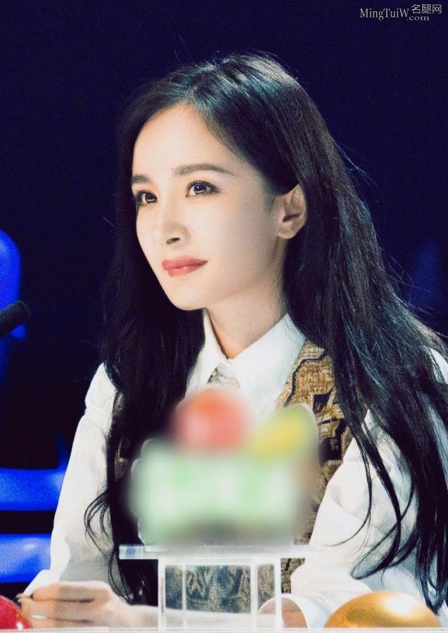 杨幂的迷人脸蛋加上纤细玉手和美腿 谁能不喜欢？(5/9)