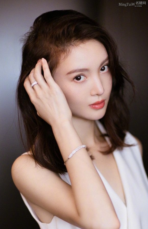 气质美女明星金晨白裙玉腿(4/5)