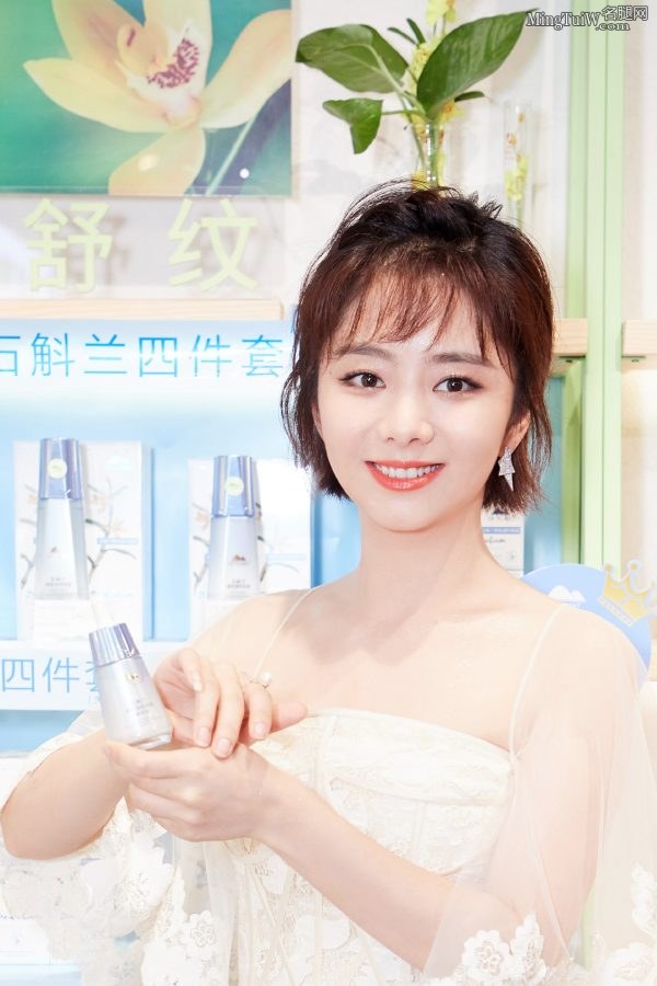 青春甜美的谭松韵代言化妆品薄纱露香肩(2/6)