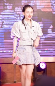 92年的湖北小姐姐吴倩踩尖头高跟展示修长美腿