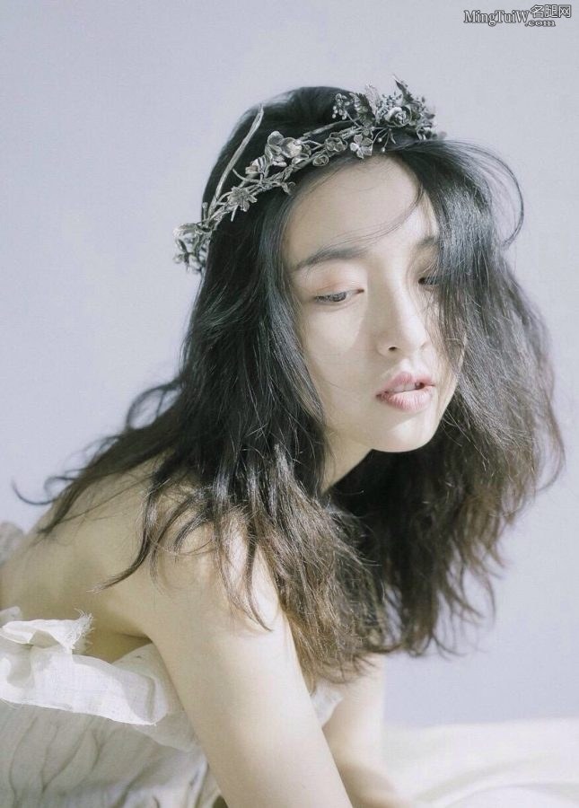 美女公主气质吴倩秀白脚丫(2/2)