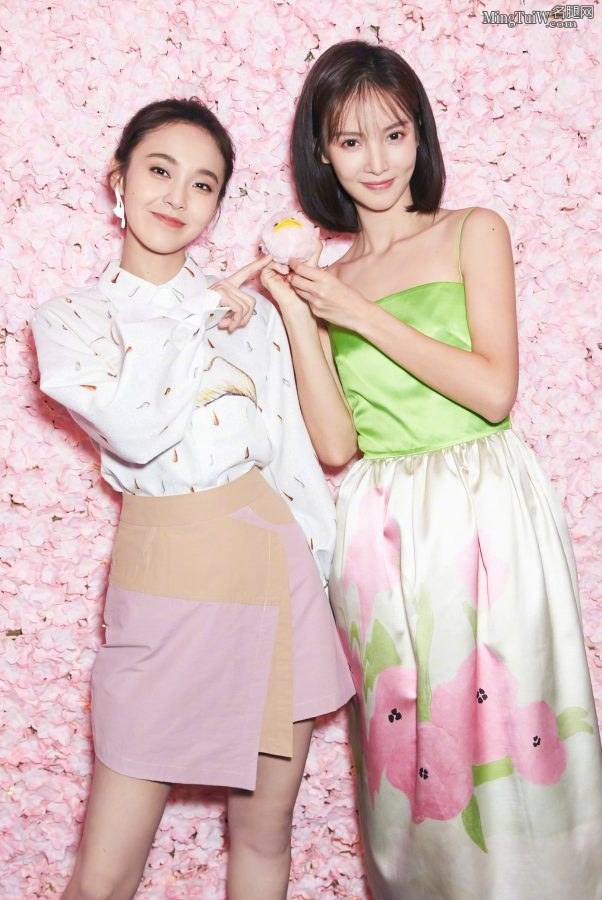 长腿女明星张佳宁梳起丸子头太可爱(5/10)
