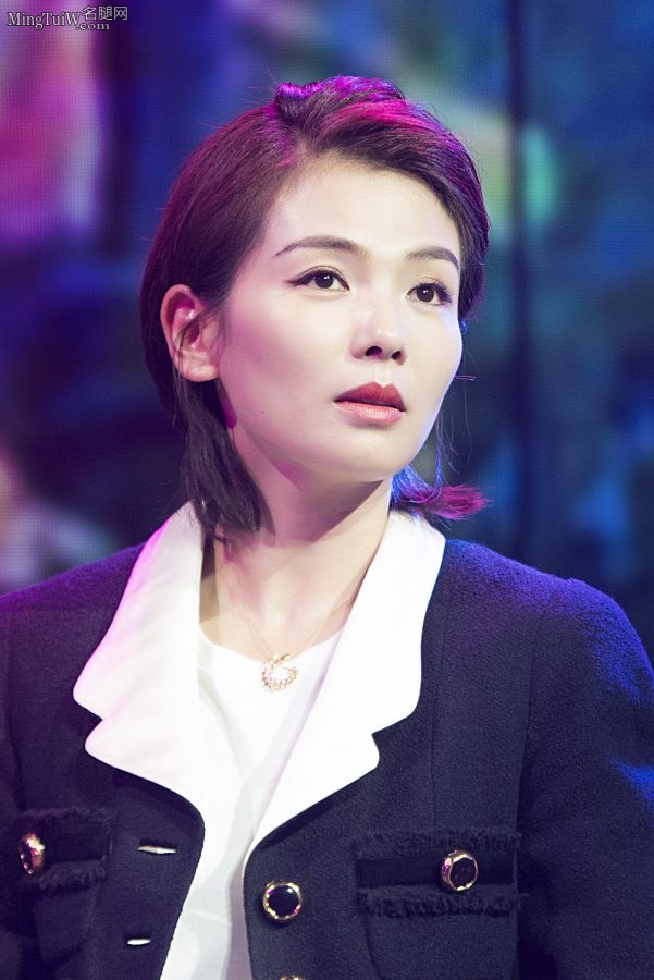 女神刘涛玉手拿话筒姿势到位 脚踩凉高跟玉趾整齐(4/6)