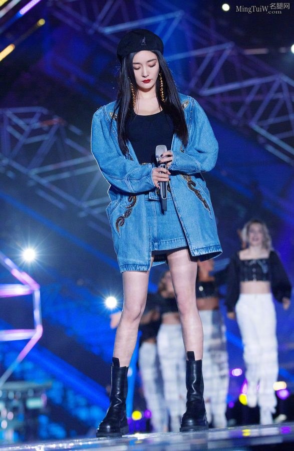 杨幂的女神Style 小皮靴贝雷帽一扭一扭真像样(2/36)