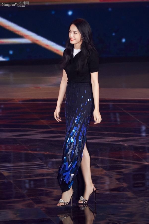 高挑身穿的女明星姚晨脚踩细高跟鞋登台领奖(1/2)