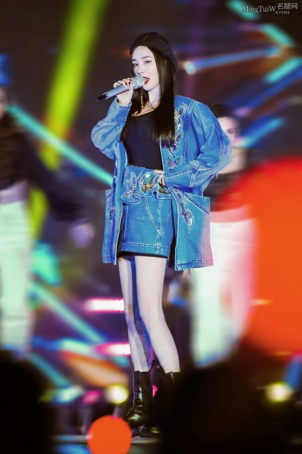 Yang Mi's goddess style, small leather boots and berets are really good(16/36)