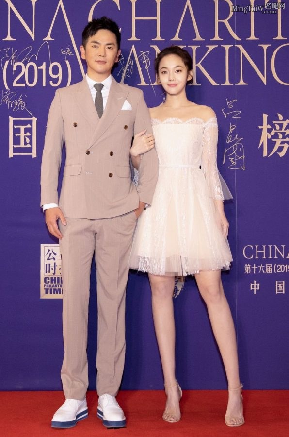 演员张佳宁身着白色纱裙露美腿领奖(3/8)