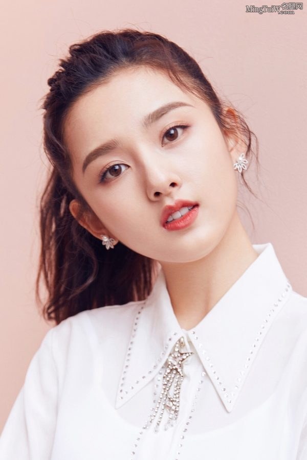 98年美女明星宋祖儿秀出长直的美腿(2/8)