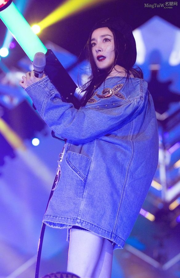 杨幂的女神Style 小皮靴贝雷帽一扭一扭真像样(9/36)