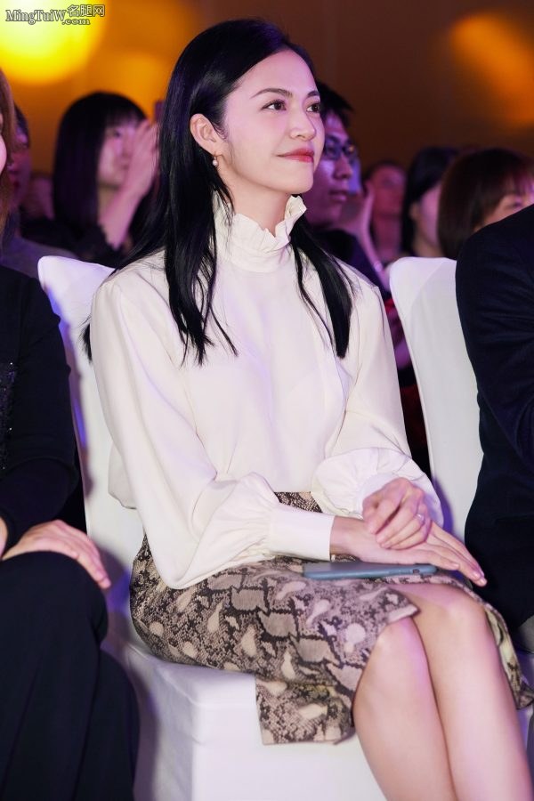 姚晨优雅叠腿坐姿肌肤如白玉般光滑(7/7)