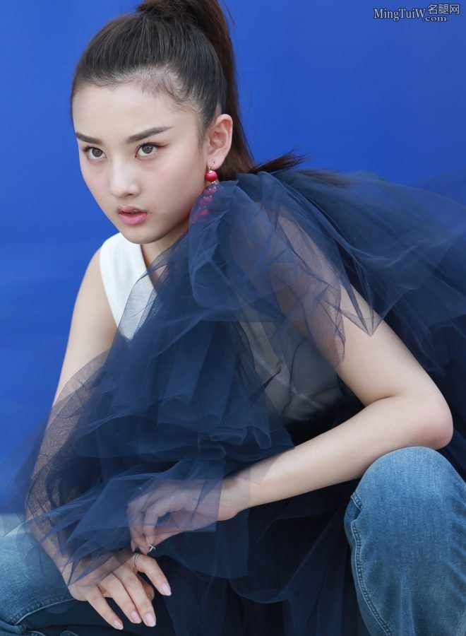 宋祖儿身穿牛仔裤美脚踩银色细高跟凉鞋(6/10)