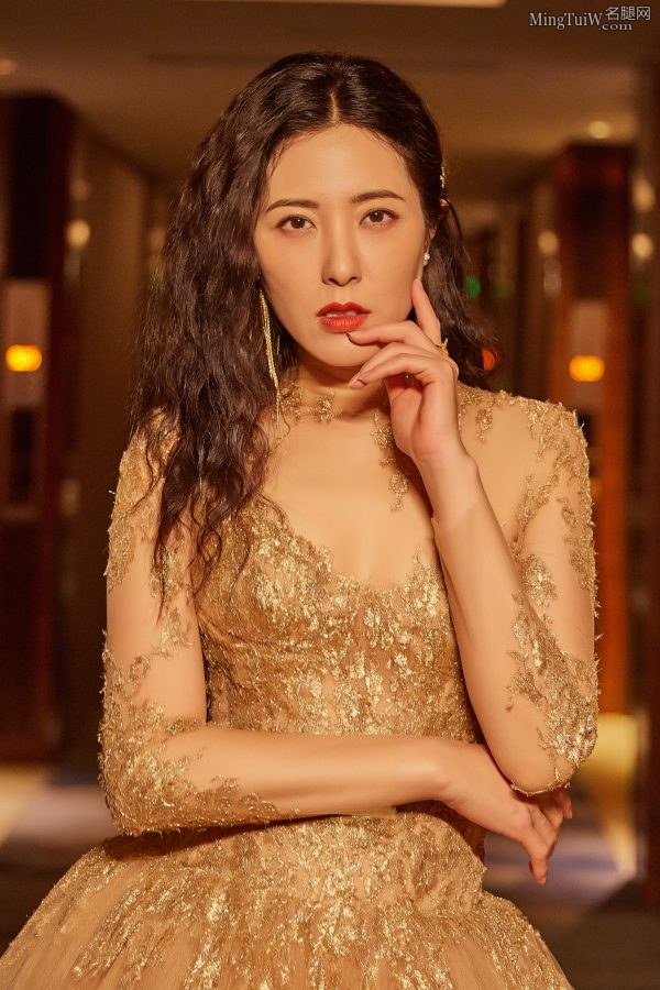气质高贵明星曾黎穿华丽美裙拍摄质感大片(6/9)