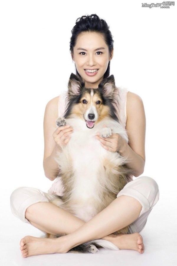 朱茵光着脚丫子和狗狗拍写真(1/4)