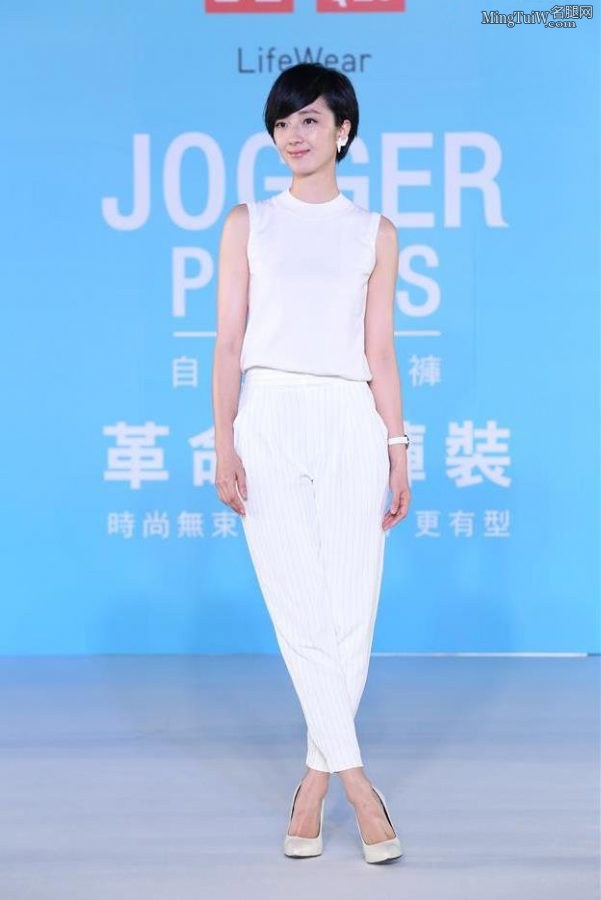 短发美女桂纶镁脚踩白色高跟鞋清爽靓丽(5/13)