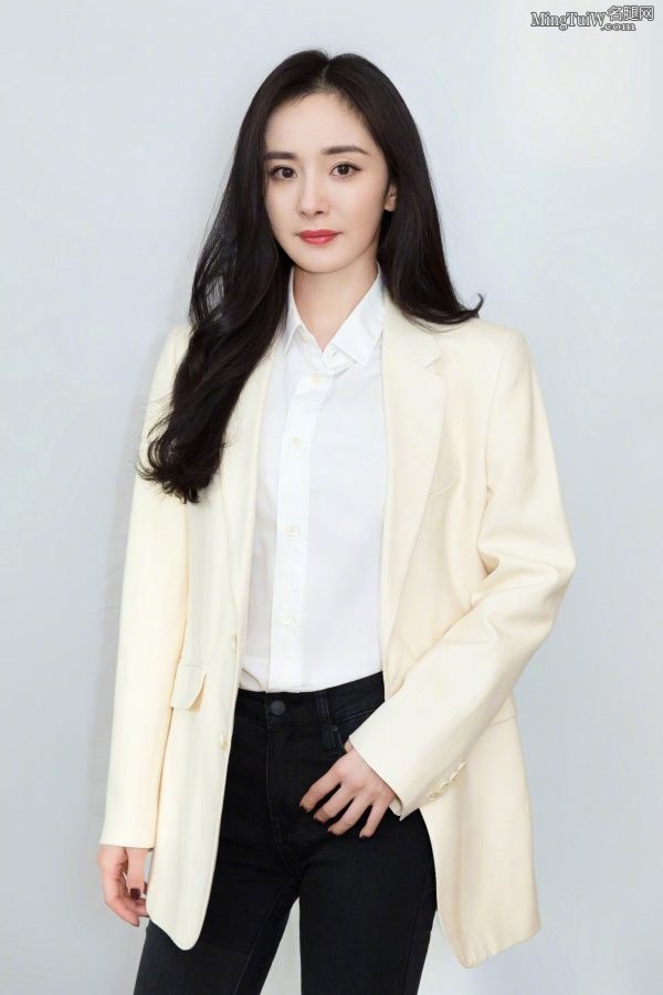 杨幂白色西装配紧身牛仔裤既成熟又乖巧(6/7)