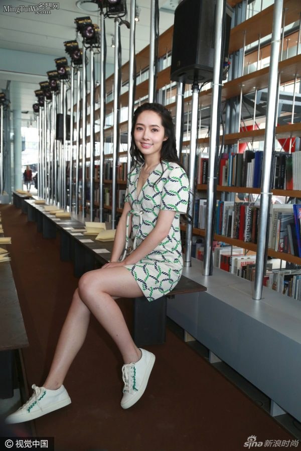 郭碧婷参加时尚活动展露圆润大腿(1/7)